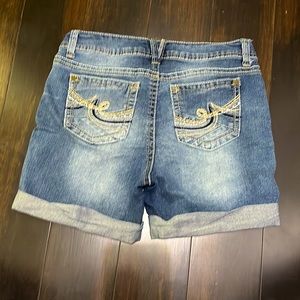 Wallflower size 9 denim jean shorts stitching on back pockets 5” inseam